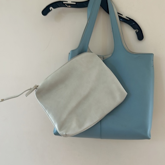 Turquoise faux leather bucket purse. Zippered inside pouch - Picture 3 of 6